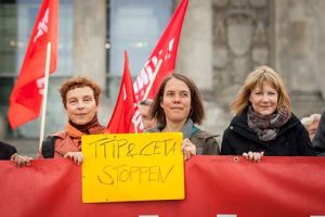 Happening de Die Linke devant le Bundestag - Sur la droite, Nicole Gohlke Députée de Munich.